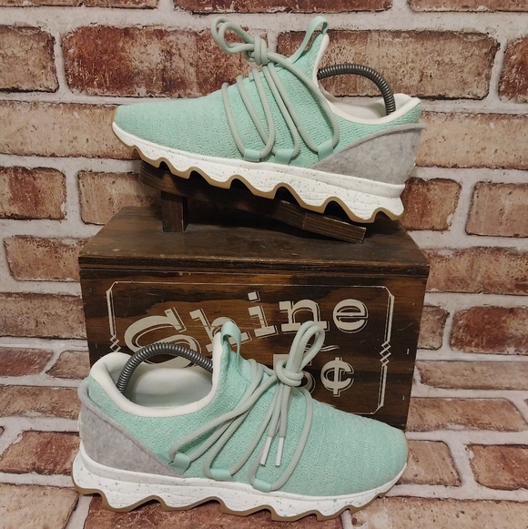 Sorel Shoes - Pre-owned Sorel Kinetic Lace Sneakers